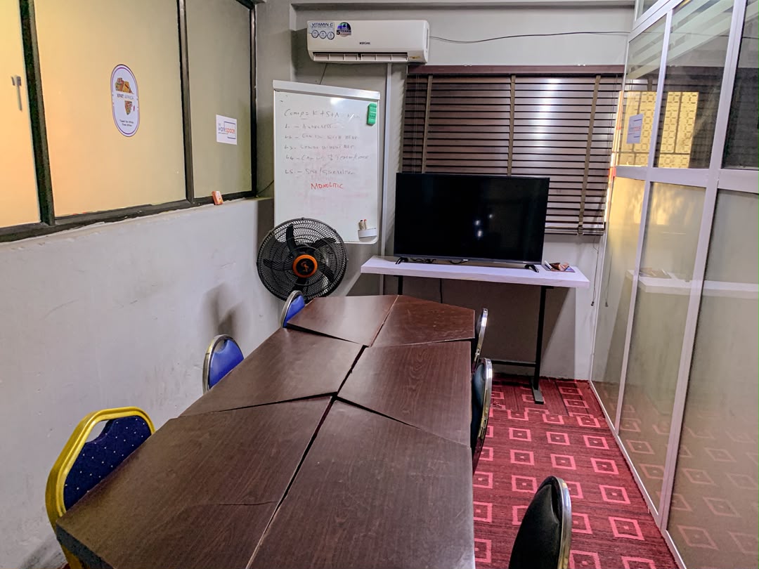 Hot Desk workspace at Hub82